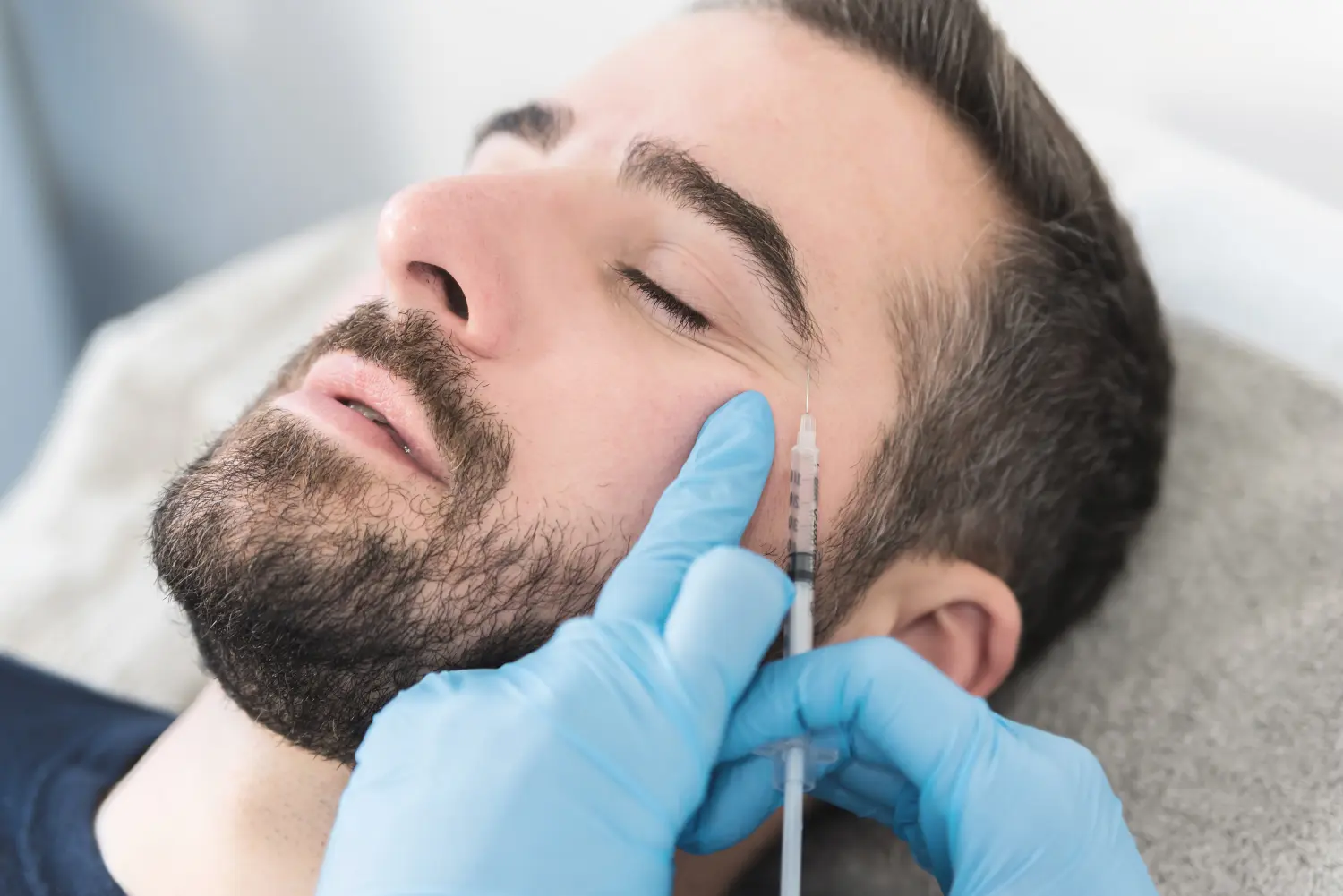 Mann bei Gesichtsbehandlung
