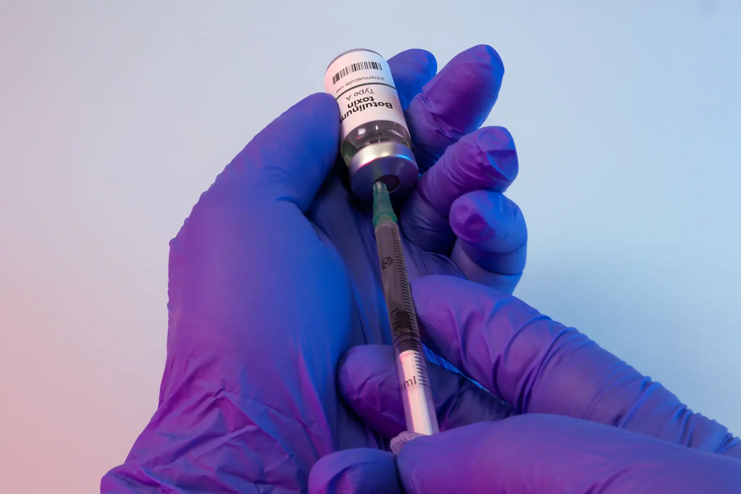 Botulinumtoxin-Behandlung, Botox-Flasche und Spritze