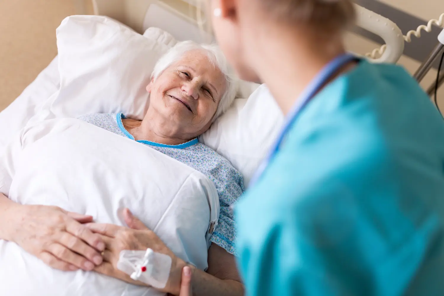 Älterer Patient und Krankenschwester im Krankenhaus