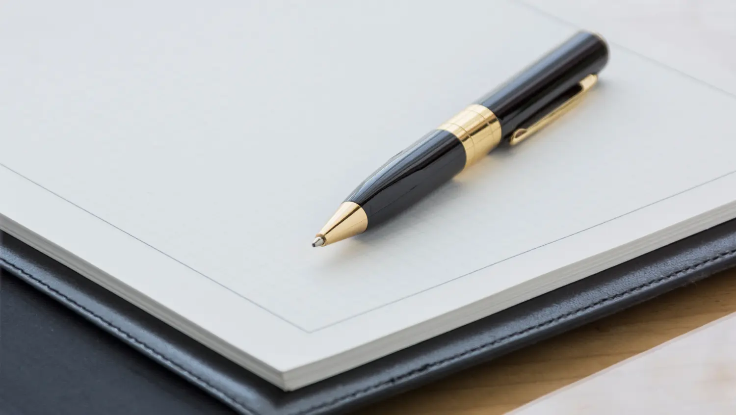 Stift auf dem Notizblock. Stift und Notizbuch auf dem Schreibtisch.